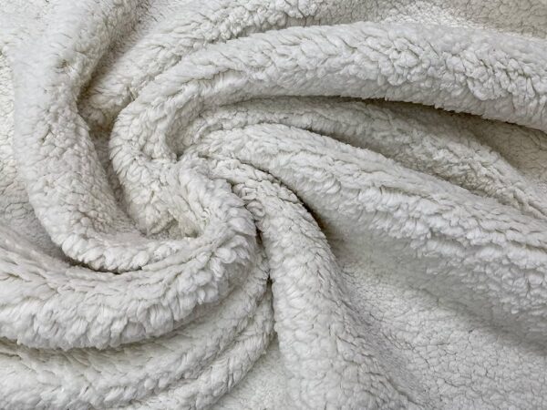 100% polyester velvet lining